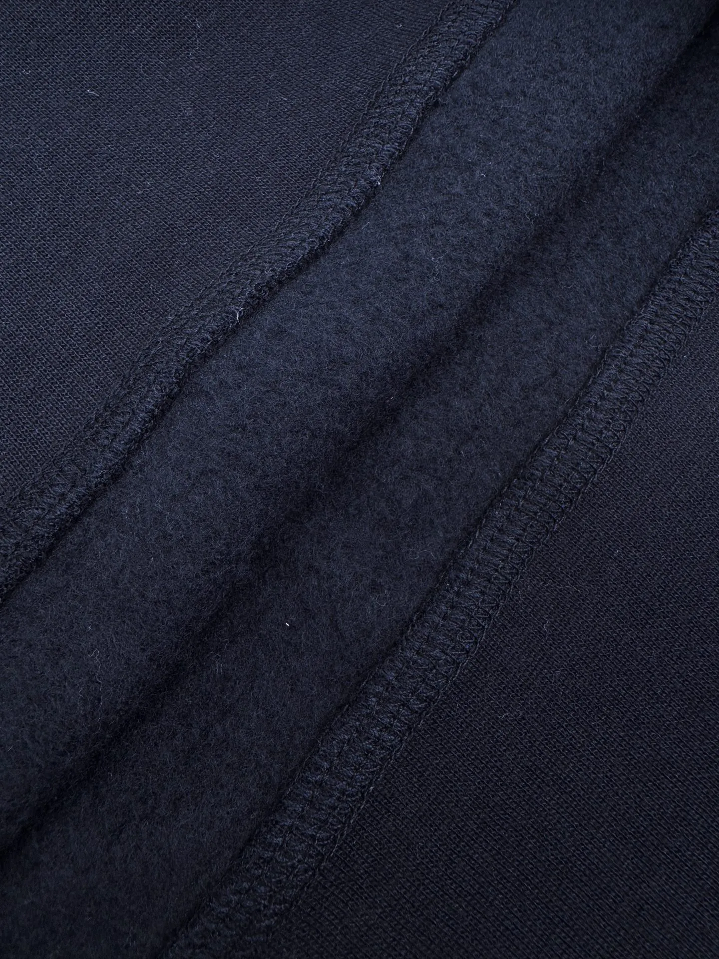 P280 Ralph Lauren logo embroidered sweatshirt. Customized cloud-like honey cotton fleece sweatshirt material. It feels delicate and comfortable against the skin. A touch of midnight navy blue is the main color. Exquisite red pony logo is embellished. It is highly recognizable. It has a breath of freedom and vitality. A symphony of pure and smart colors. It outlines a high-end silhouette with extreme simplicity. It becomes the smart focus of the vision and shows the taste in silence. Process 1: Using imported machine embroidery process Use advanced computer control systems and precision mechanical components to achieve the iconic pony embroidery operation with high precision and smooth and delicate lines. Process 2: Use the Hasuo process and sew with a specific machine. The Hasuo fastness is high and adds visual effects. It is time-consuming and labor-intensive. Process 3: The fabrics are washed and have a better hand feel. Not easy to deform. Not easy to shrink. Not easy to fade. Maintain long-term beauty. Accessories: Customized 1:1 Ralph Lauren trademark. Version: Fitted fit Size: S M L XL Style number: 25296